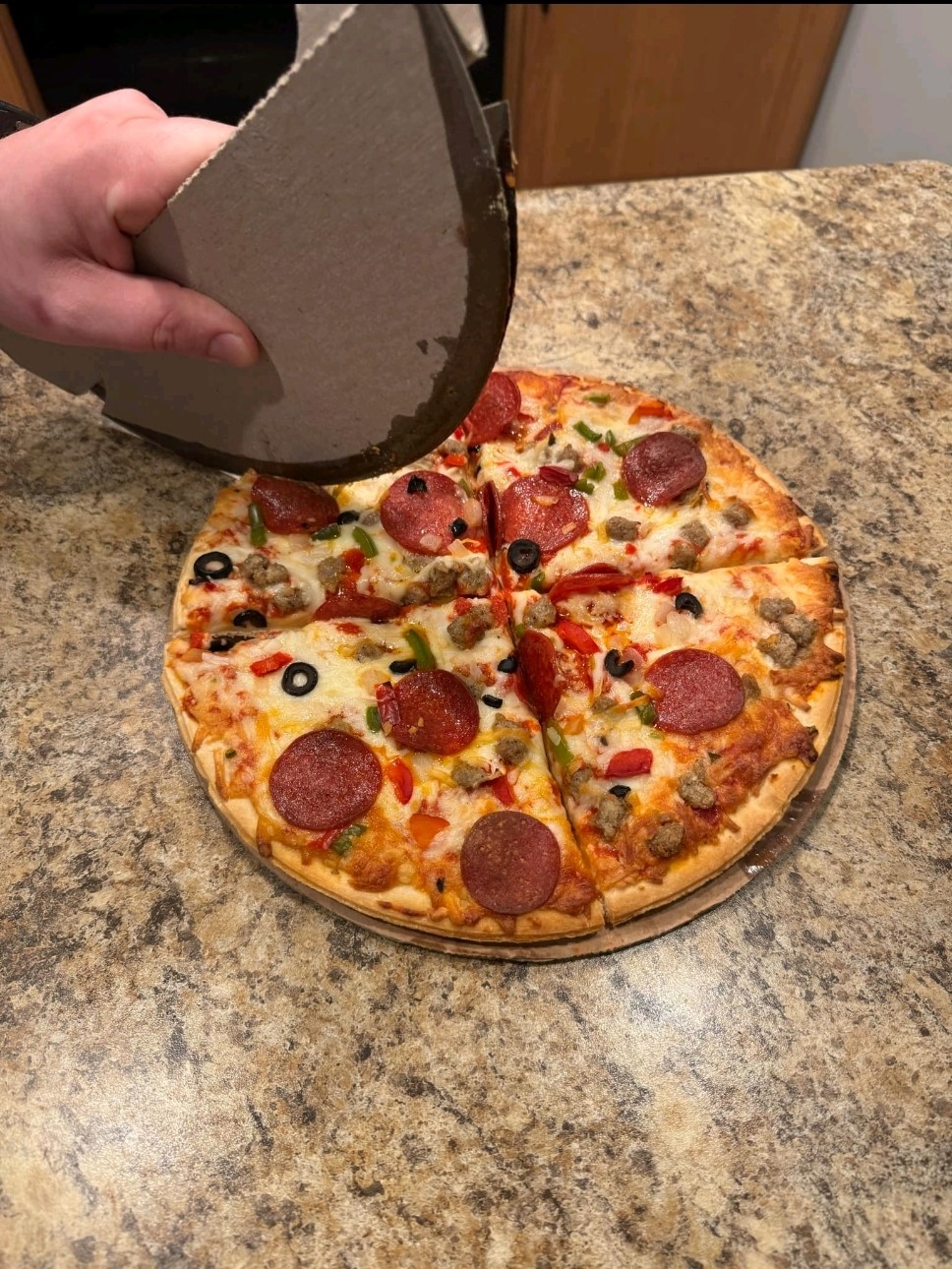 Eco-Friendly Pizza Cutter with Cardboard Blade - Image 2