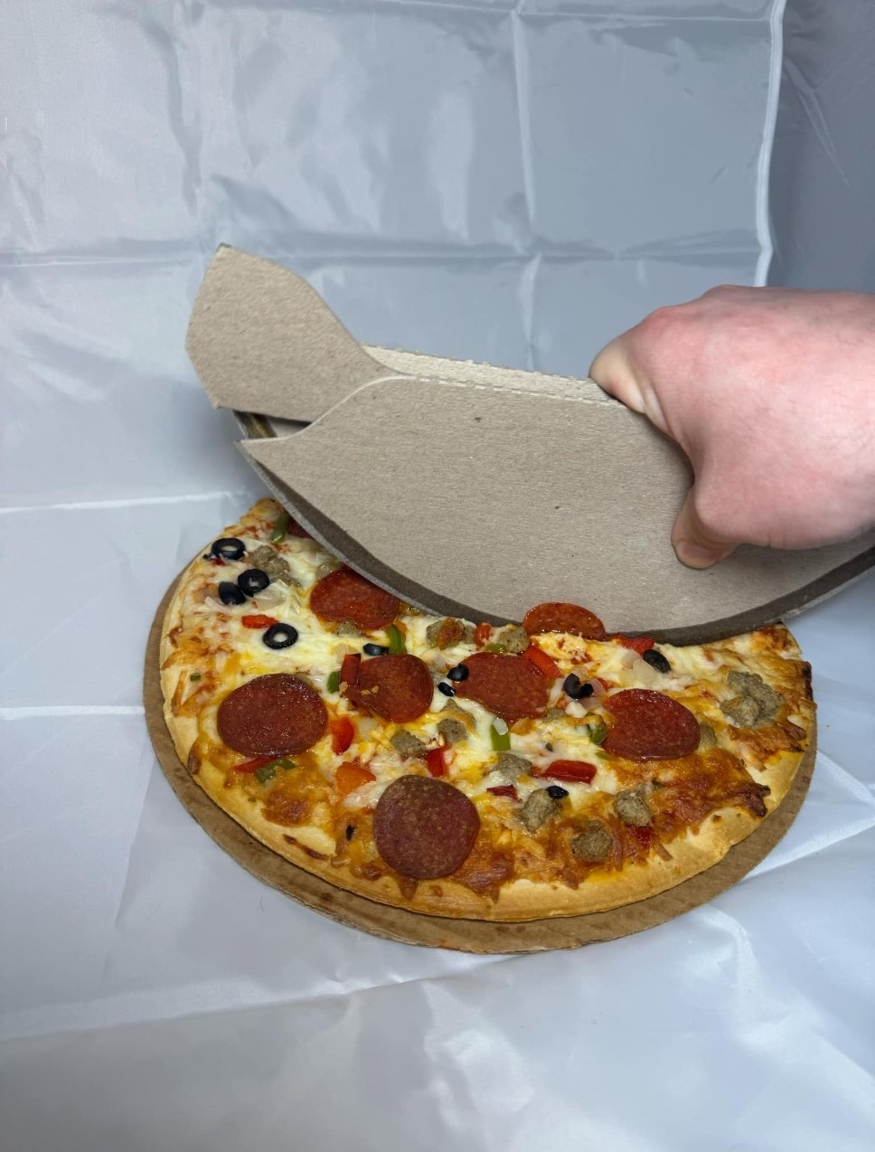 Eco-Friendly Pizza Cutter with Cardboard Blade - Image 3