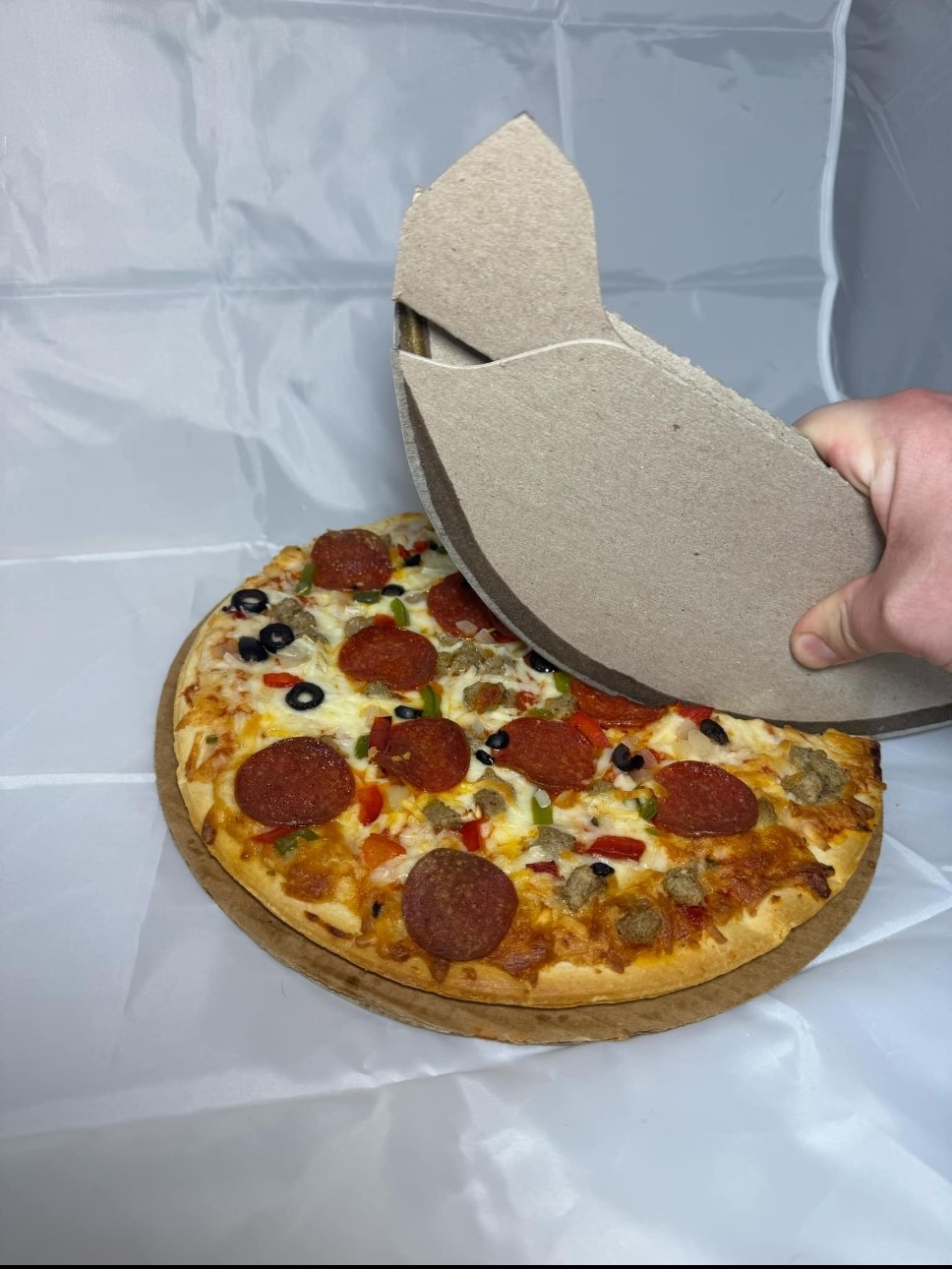 Eco-Friendly Pizza Cutter with Cardboard Blade - Image 4